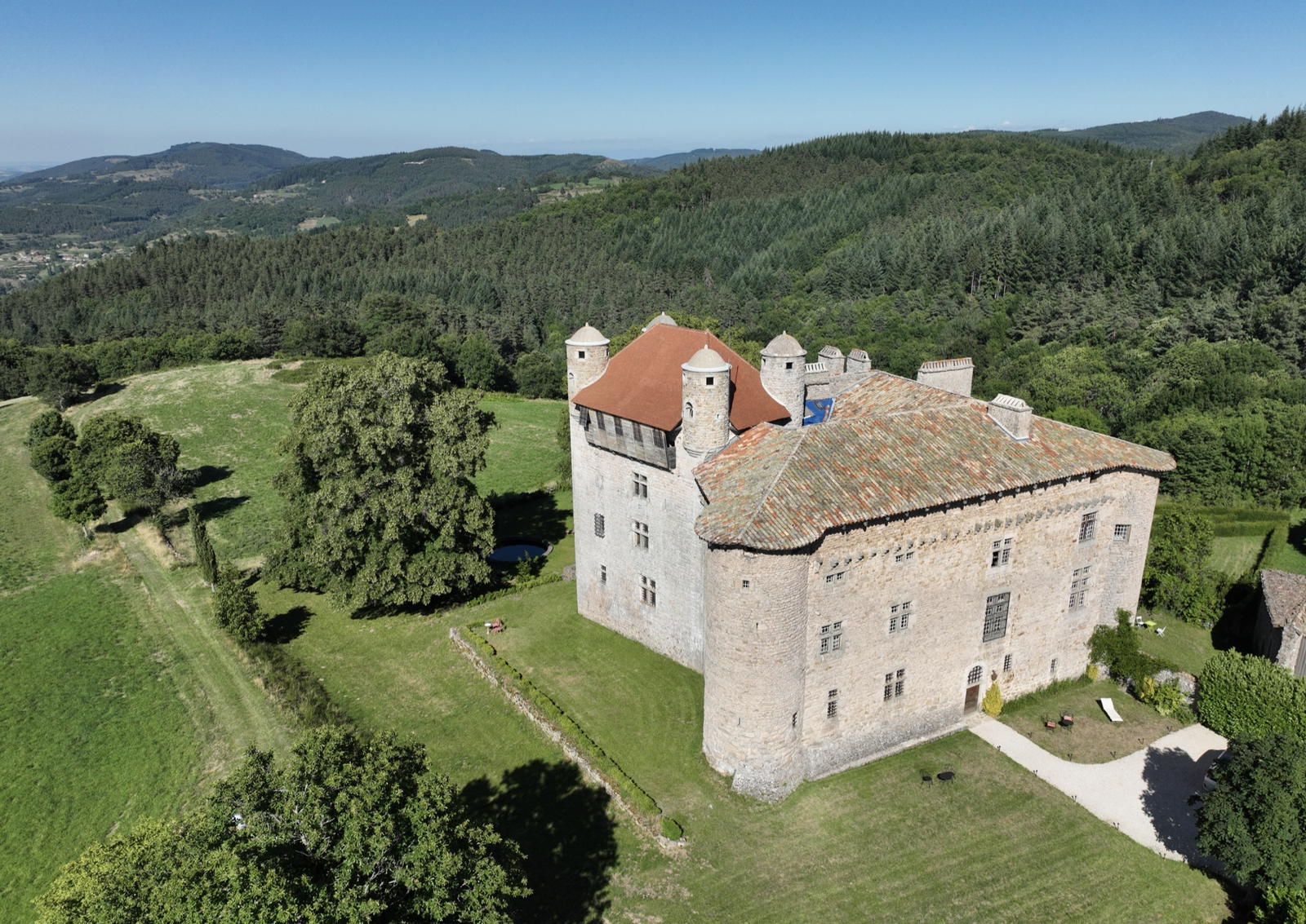 Vue du domaine sur les monts d'Ardèche