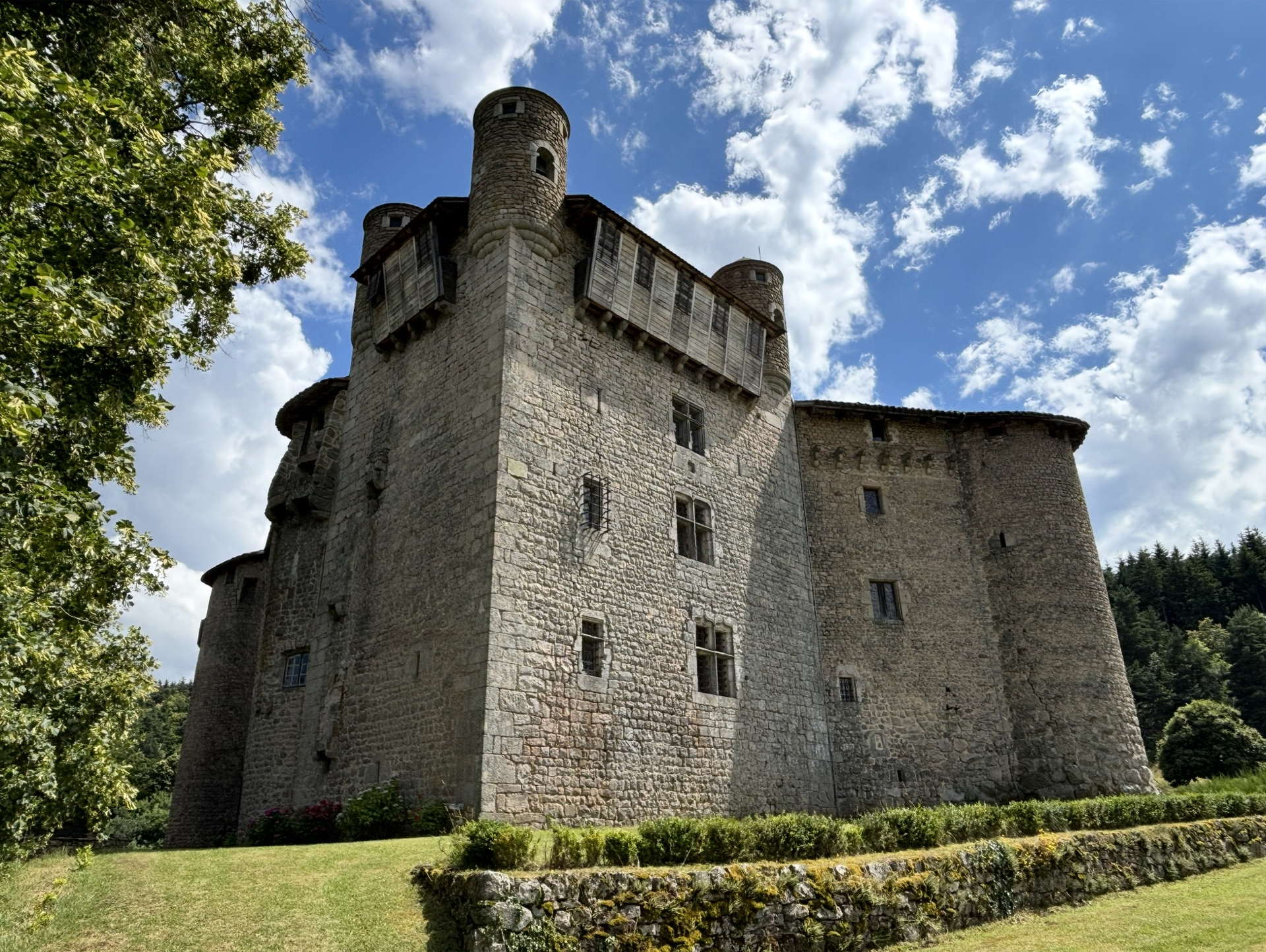 Les façades du château et ses tours d'angle