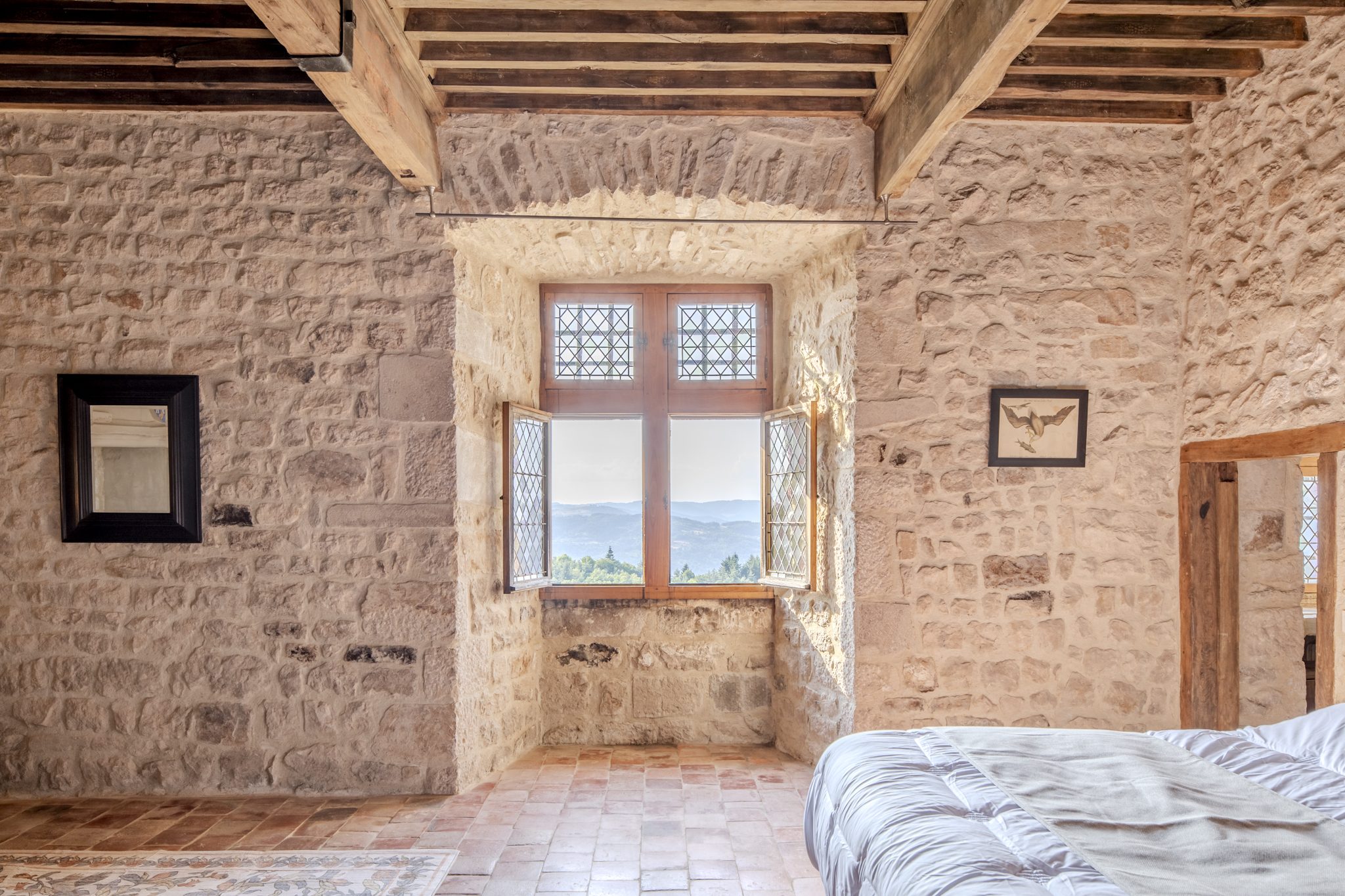 Chambre en alcôve ouverte par une fenêtre à meneaux