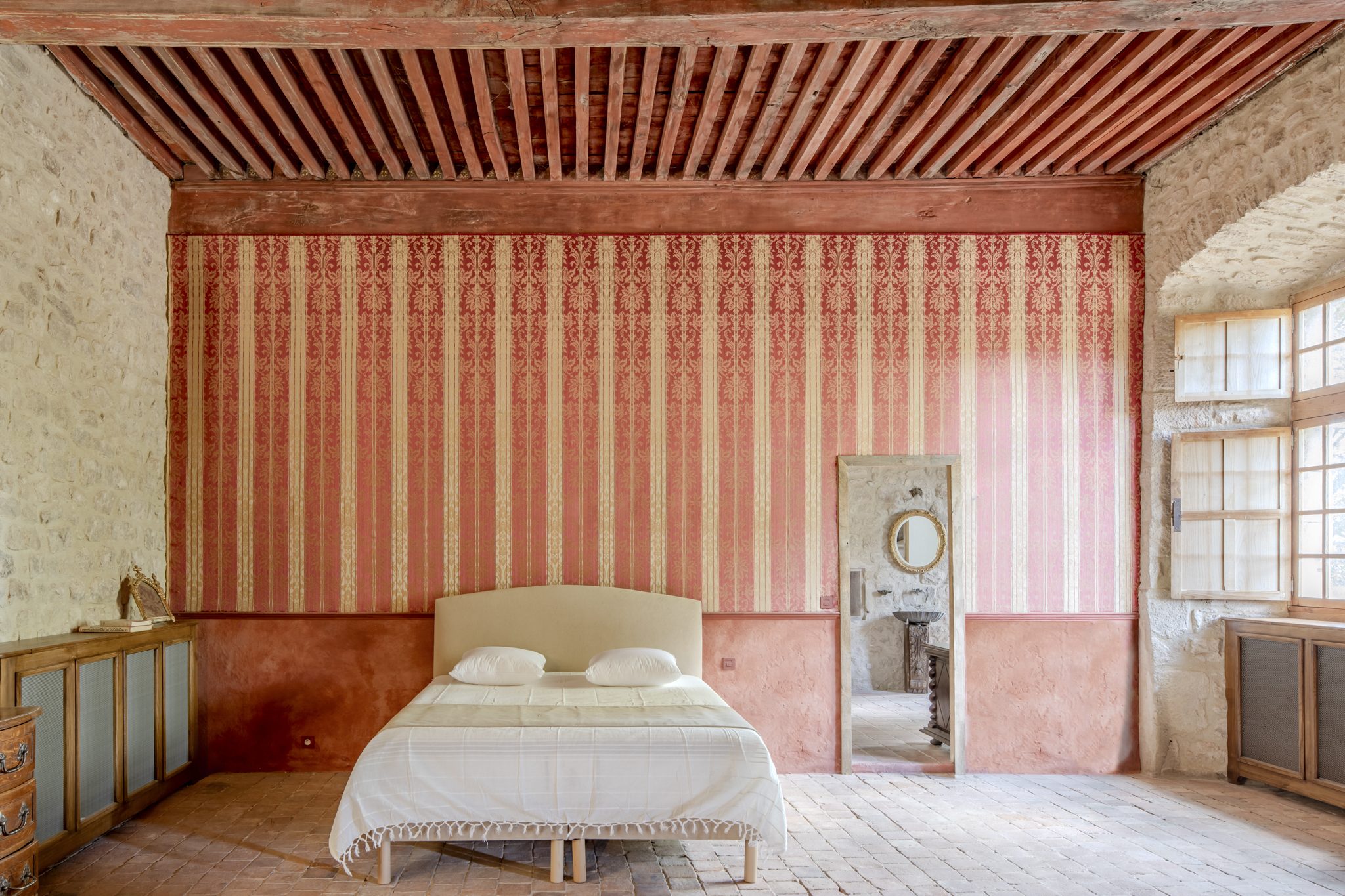 Chambre aux tentures rosées, ouverte sur la vallée