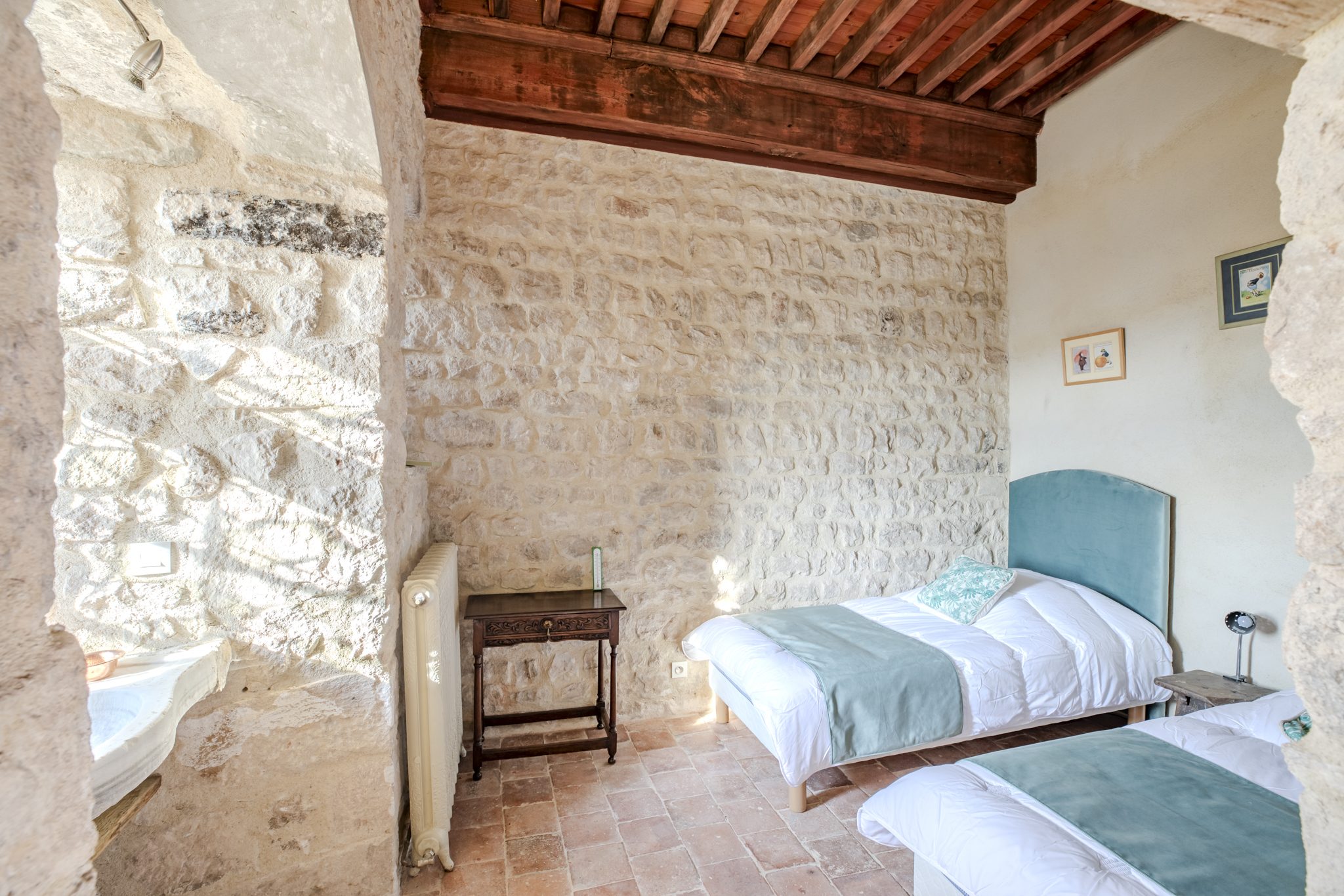 Chambre à la tête de lit vert d'eau, adossée aux remparts