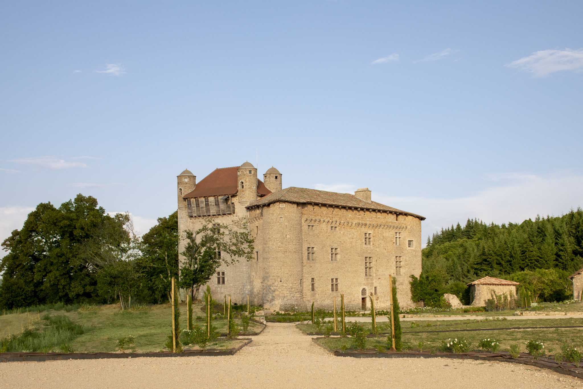 L'arrivée au château par l'allée de gravier