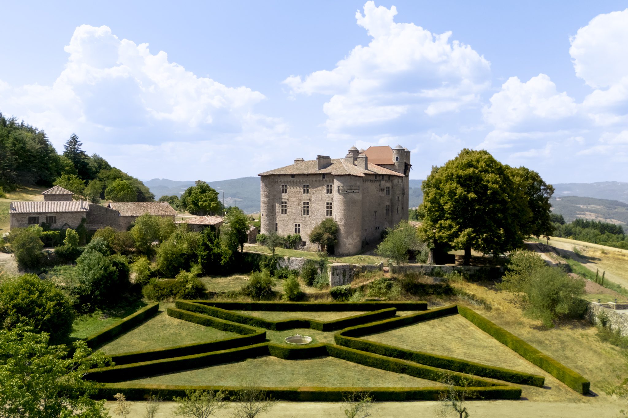 Le château et ses jardins à la française, vus du ciel