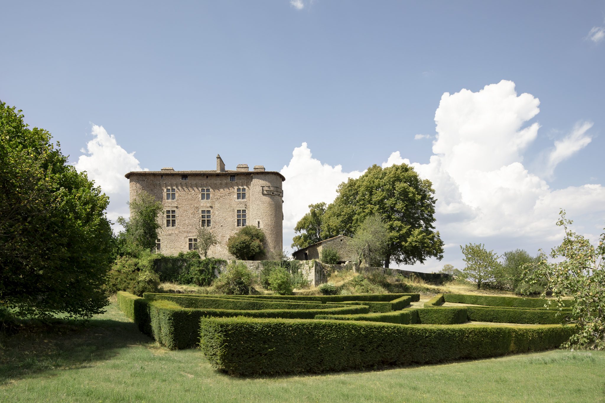 La façade du Château de Maisonseule et ses buis taillés
