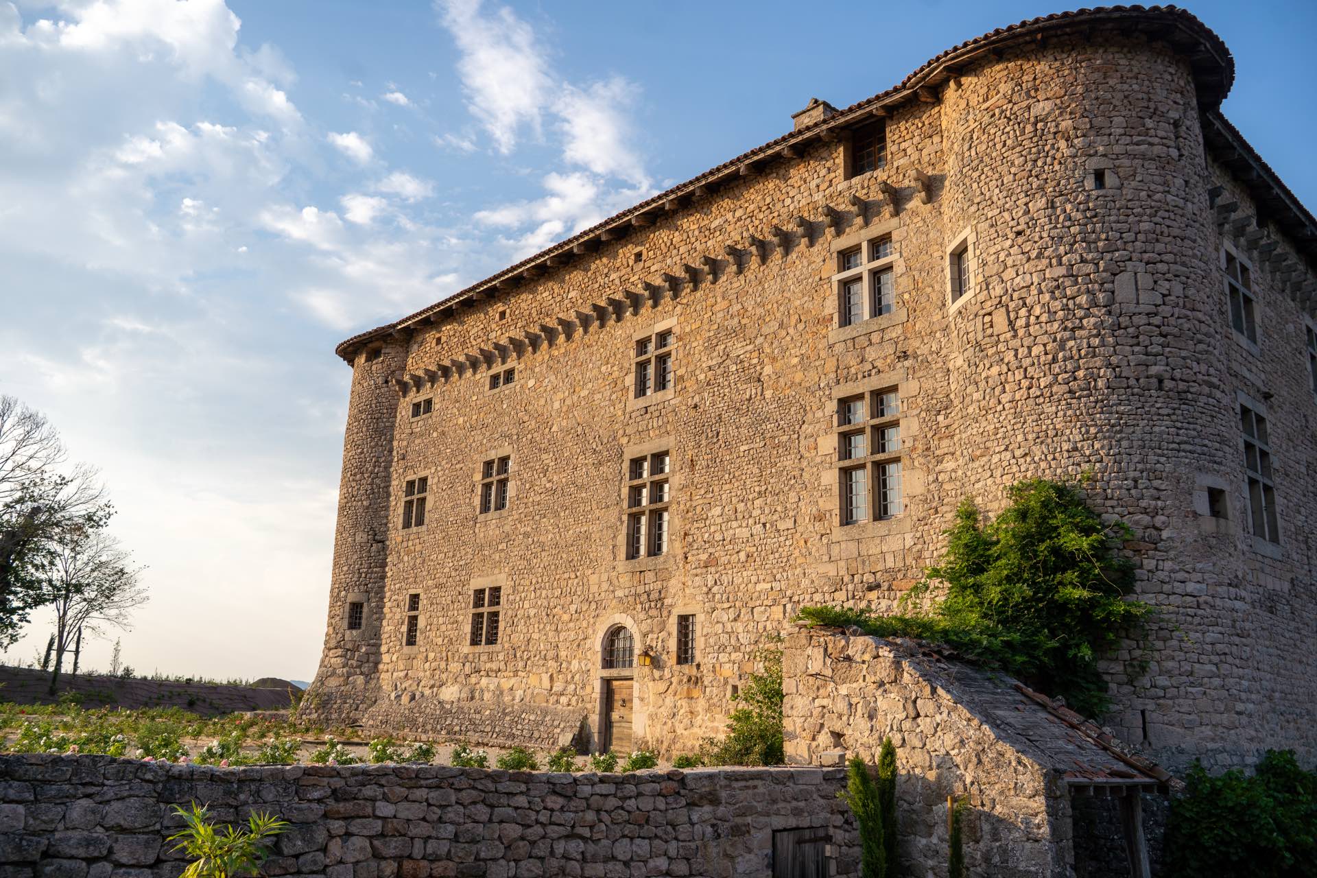 Le Château de Maisonseule dans la lumière du soir