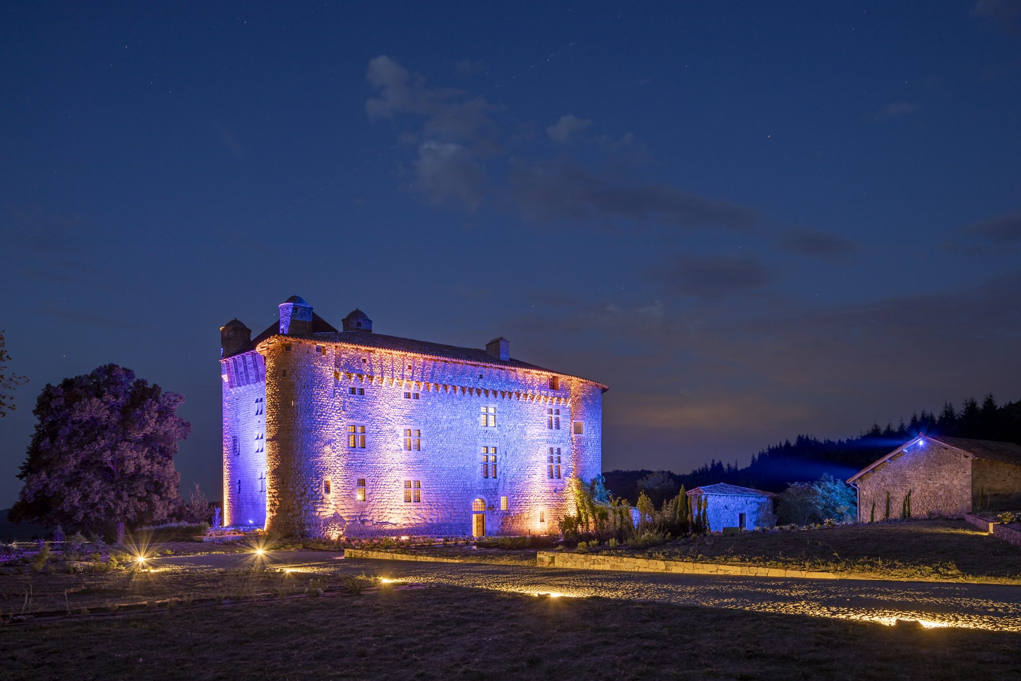 Le château illuminé à la nuit tombée