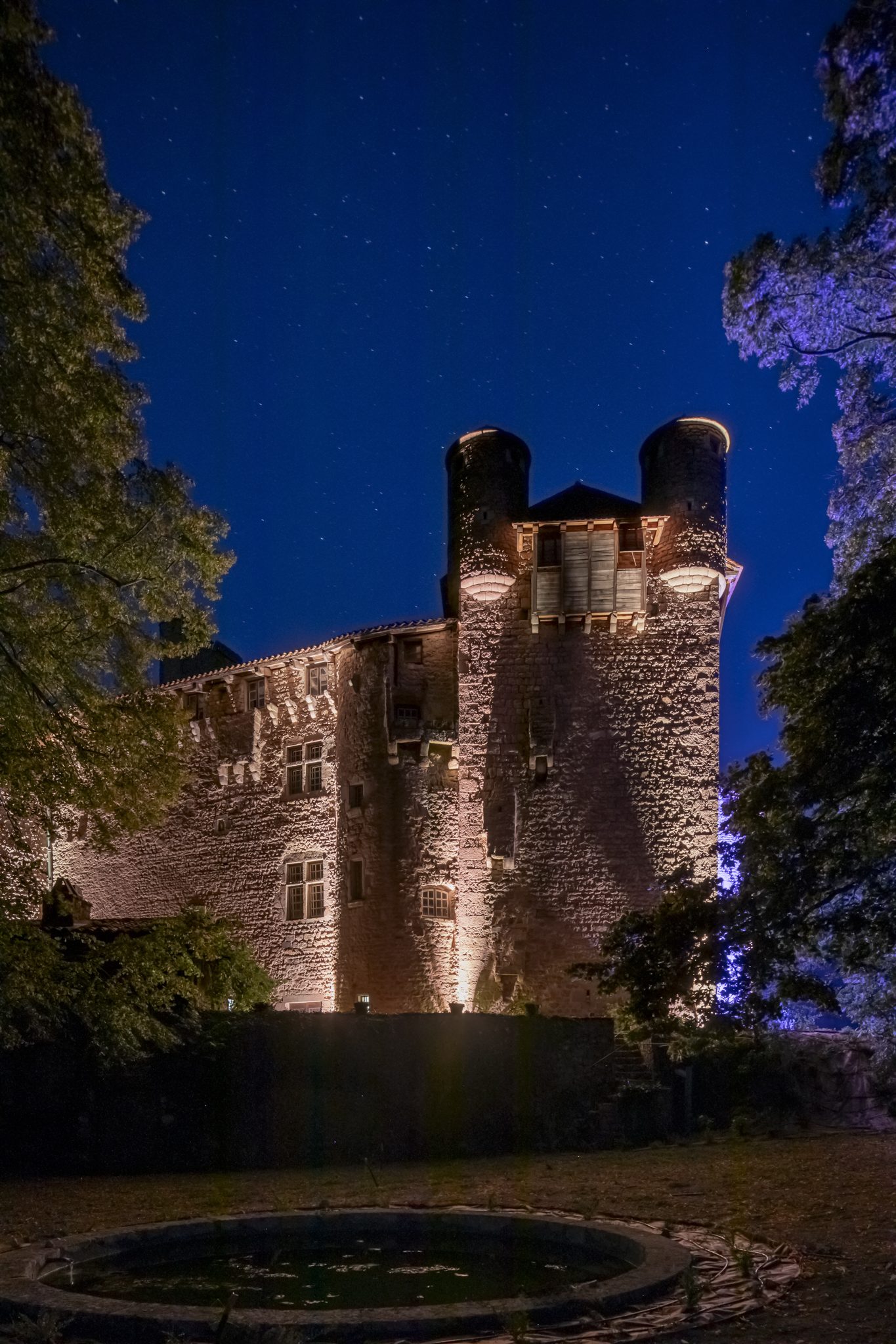 Le donjon de Saint-Louis, éclairé à la nuit tombée