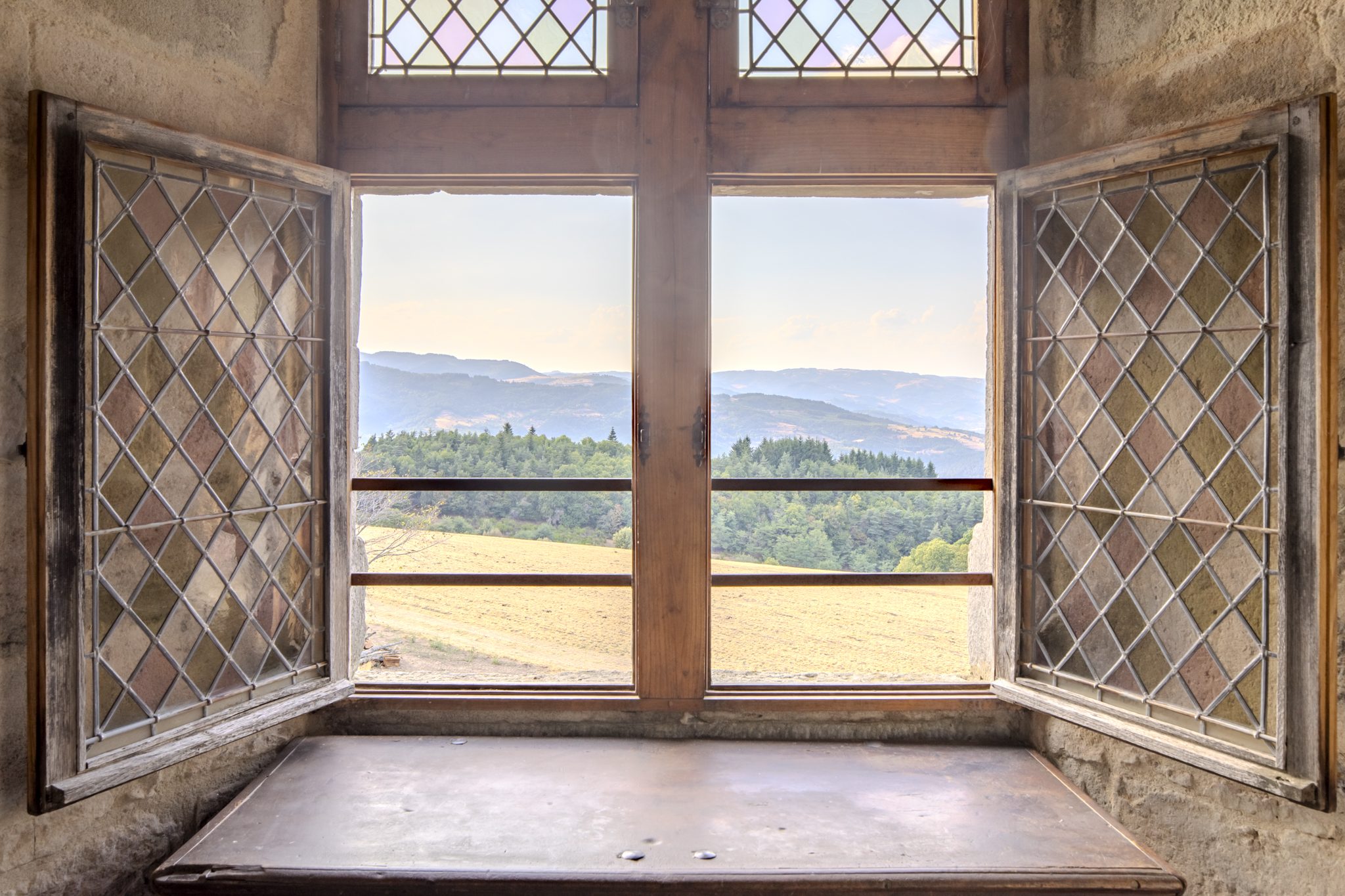 Fenêtre à meneaux d'une chambre ouverte sur les monts d'Ardèche