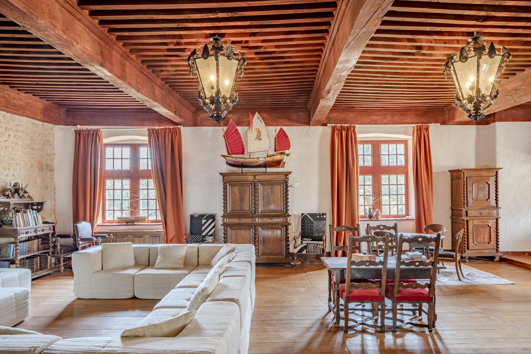 Le grand salon sous plafond à la française