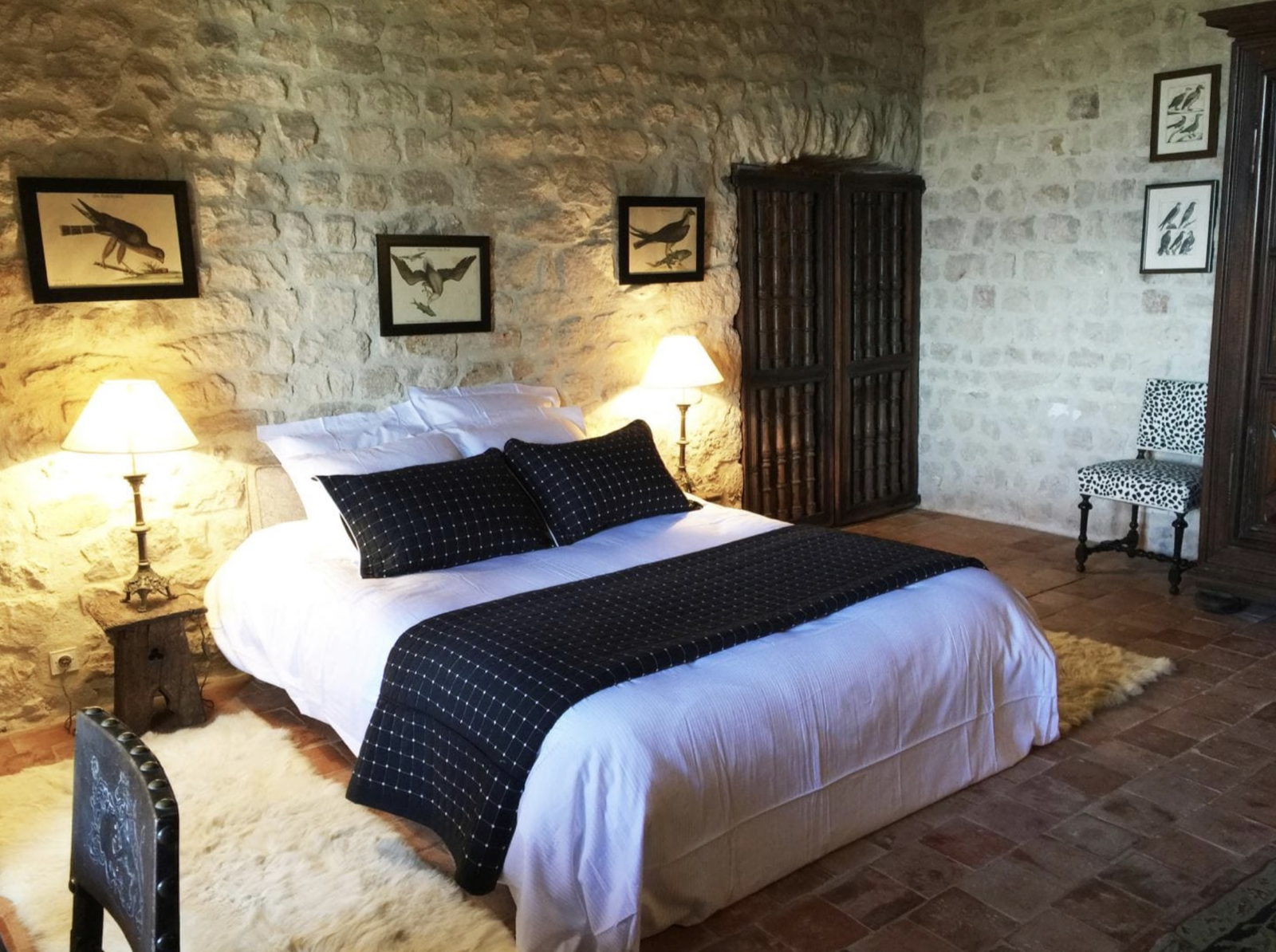 Chambre aux murs de pierre