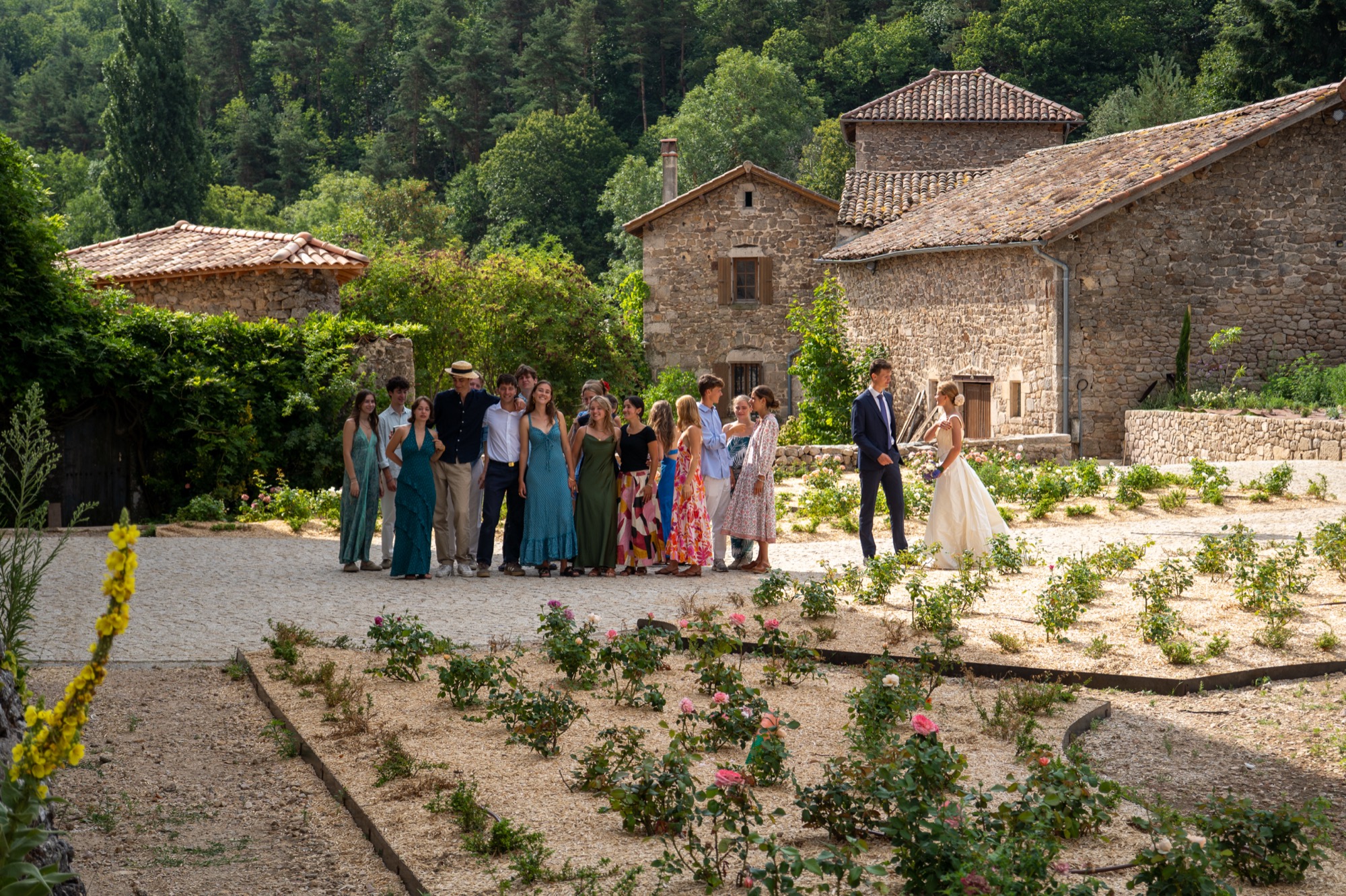 Les invités accueillant les mariés dans les jardins du château