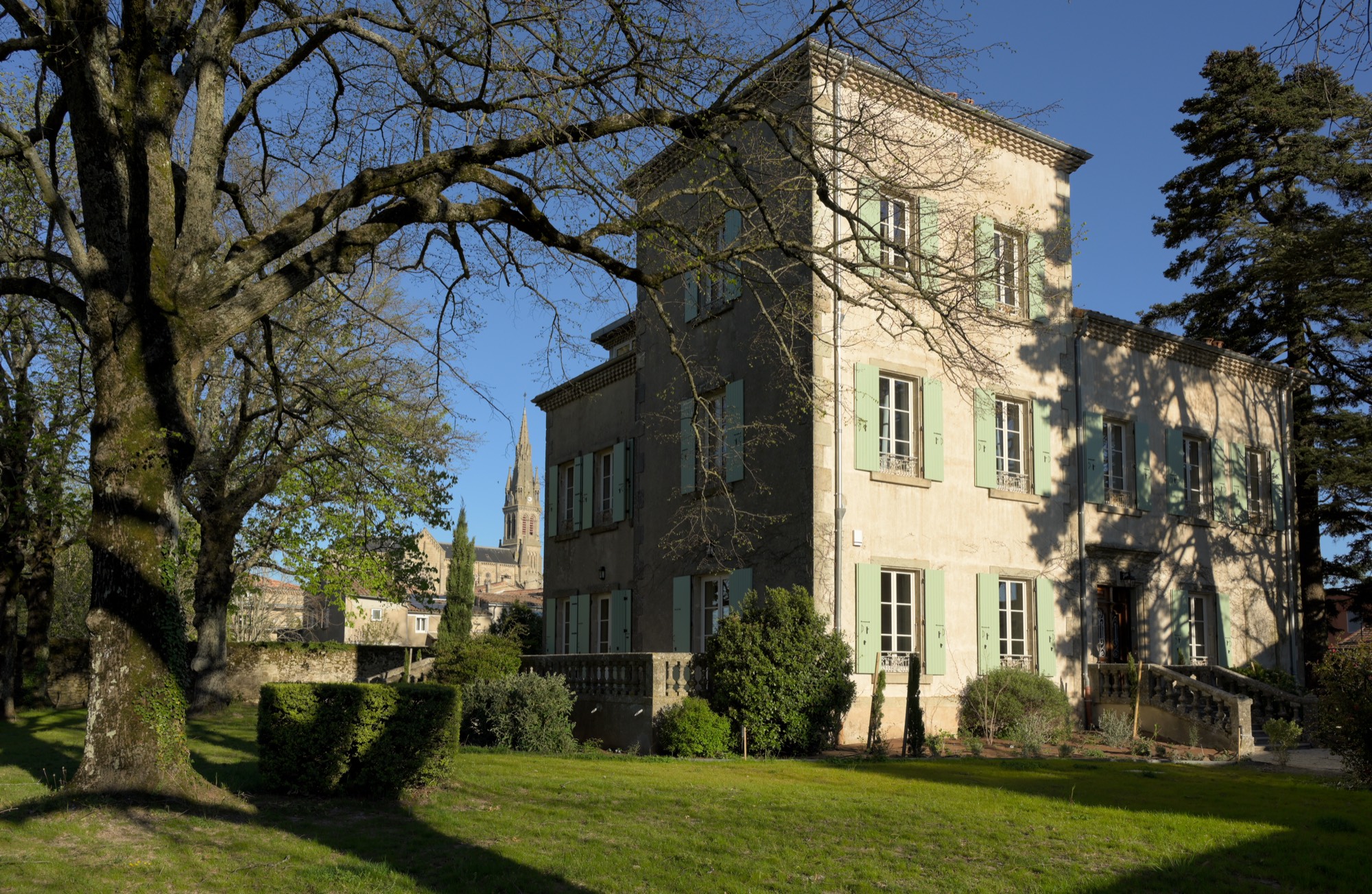 Façade fleurie de la maison Les Buis