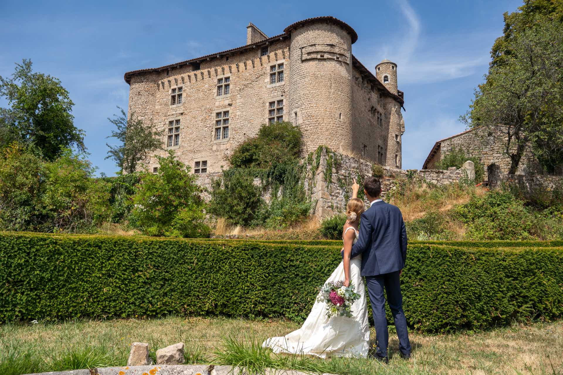 Des mariés devant le Château de Maisonseule