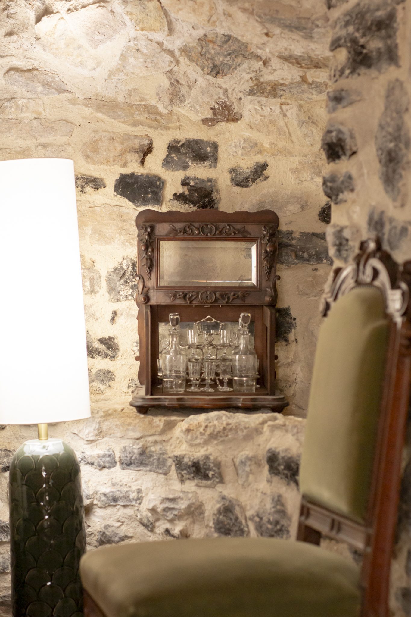 Miroir ancien sur le mur de pierre