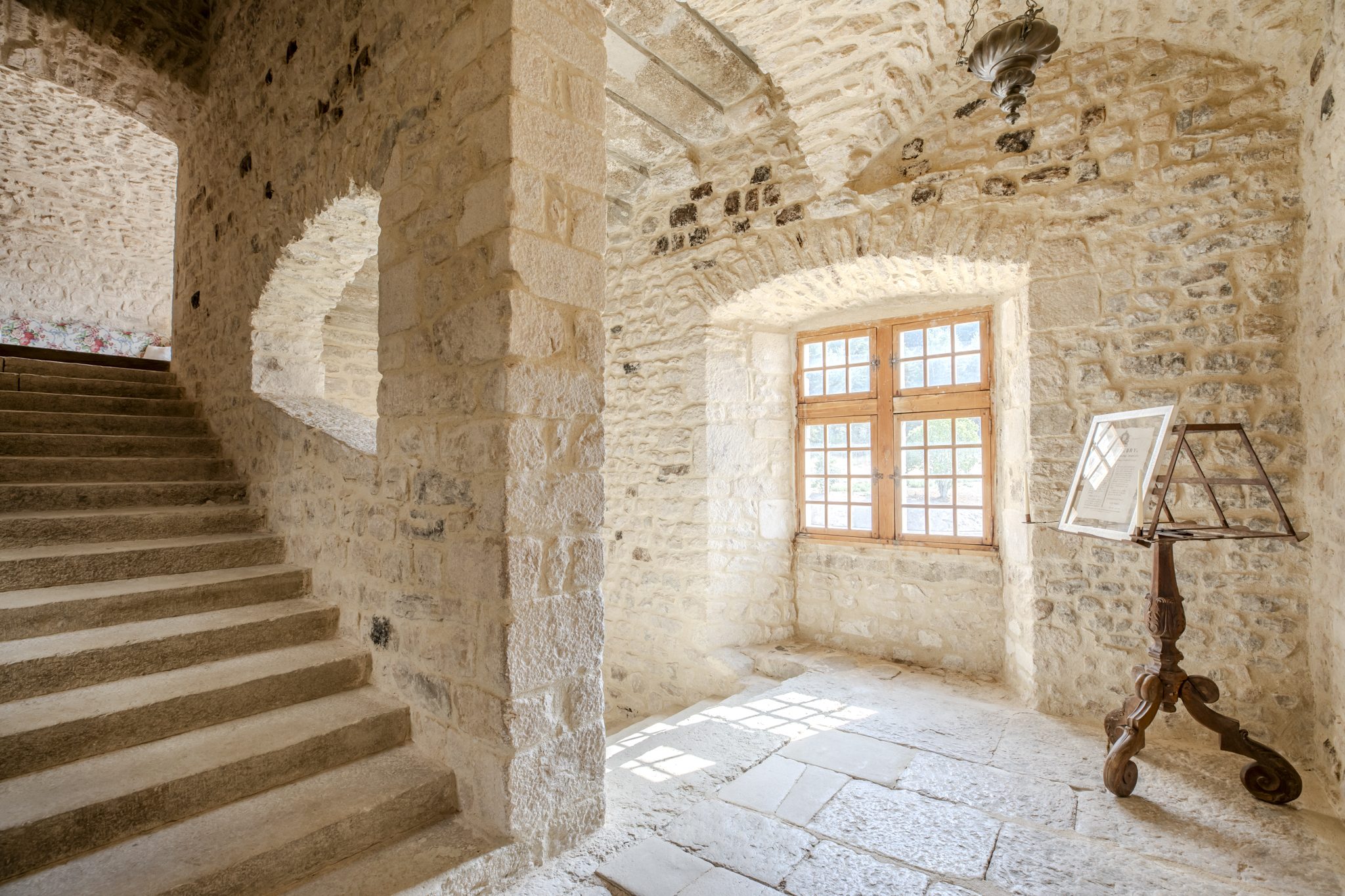 Pierre de taille et escalier ancien