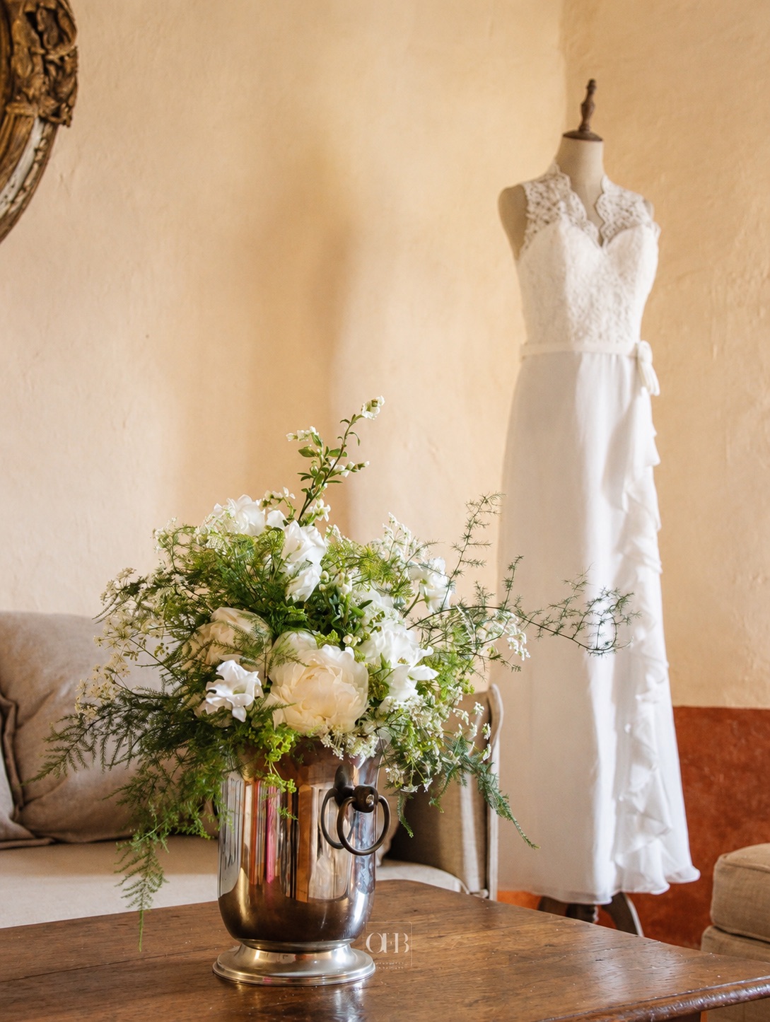 La robe de mariée et son bouquet, dans un salon du château