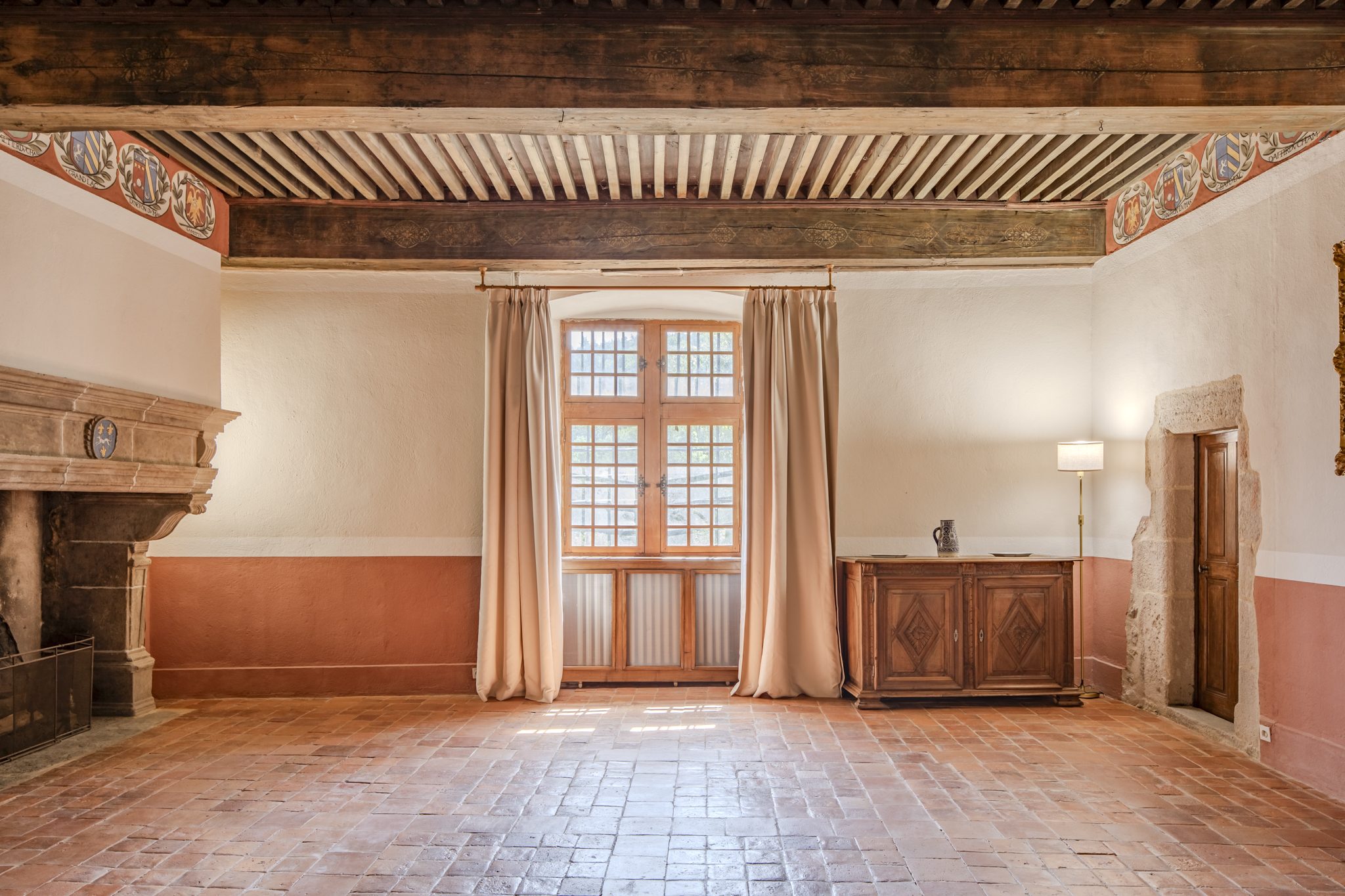 Salle de réception aux poutres apparentes