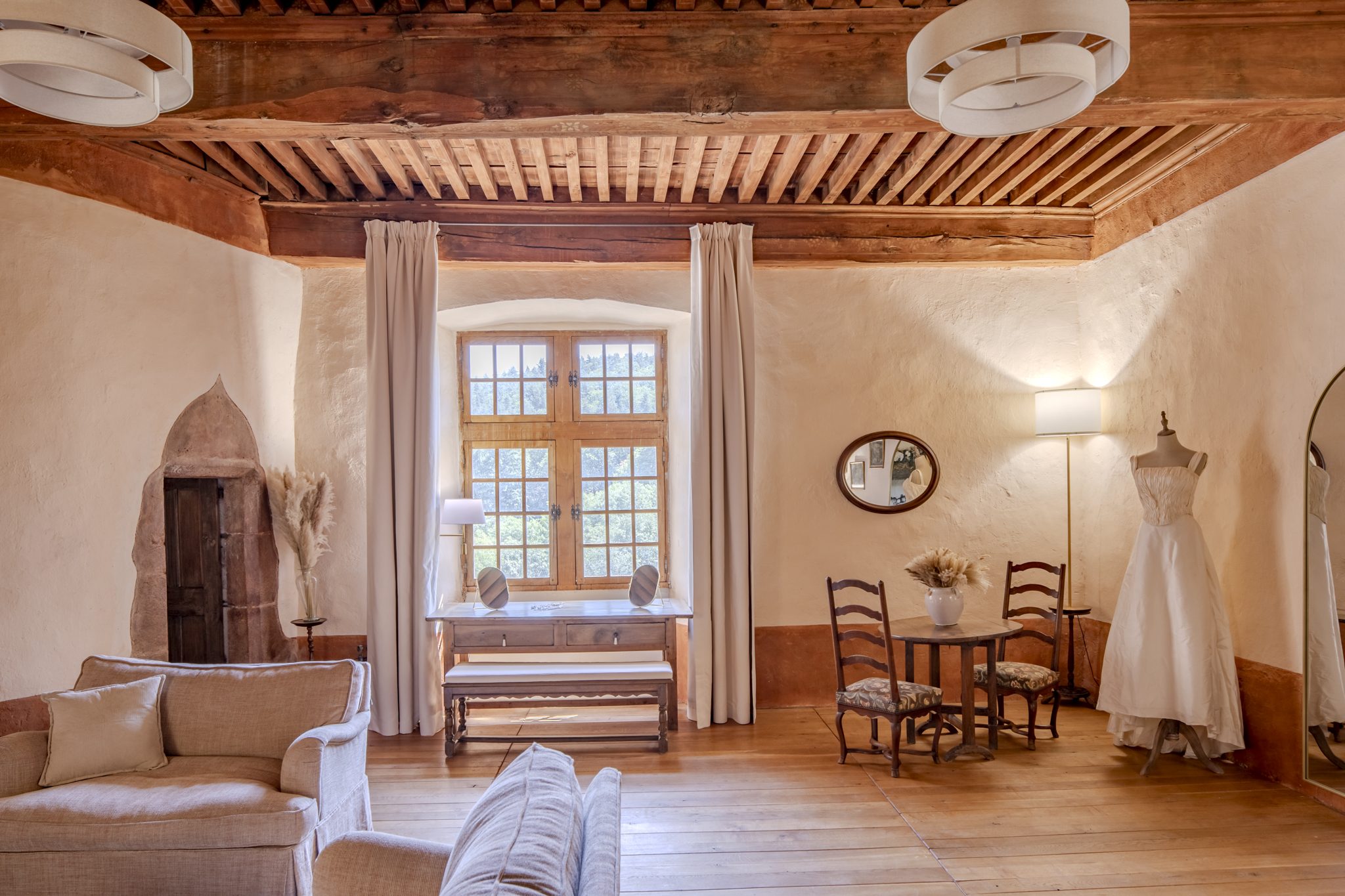 Salon clair ouvert sur la campagne