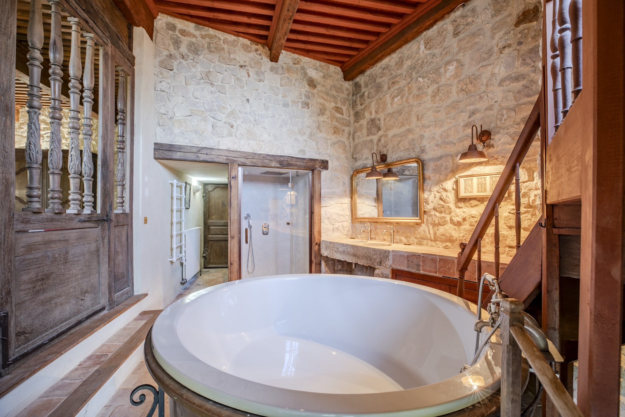 Baignoire ronde sous les poutres