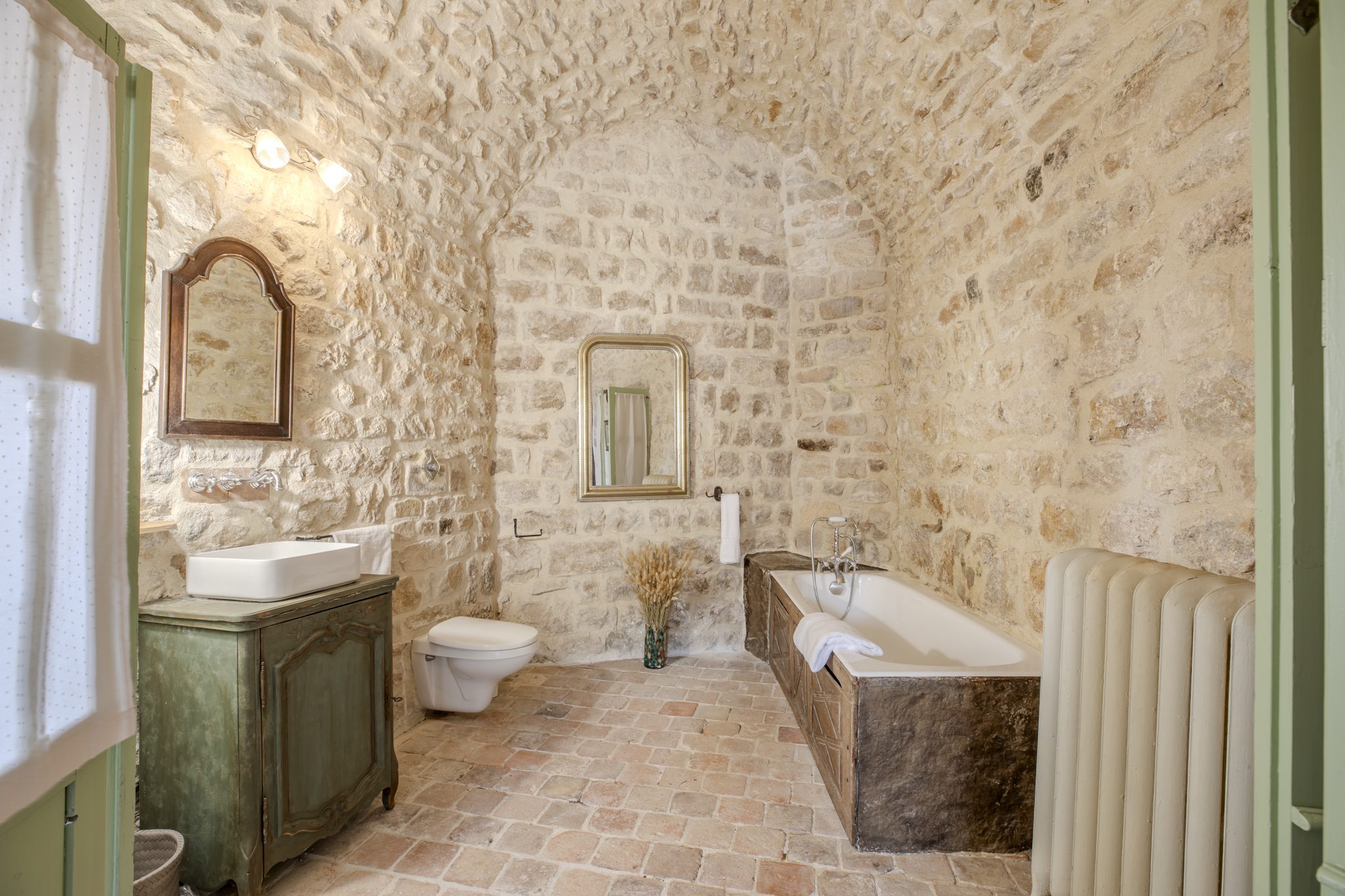 Salle de bains et sa baignoire ancienne