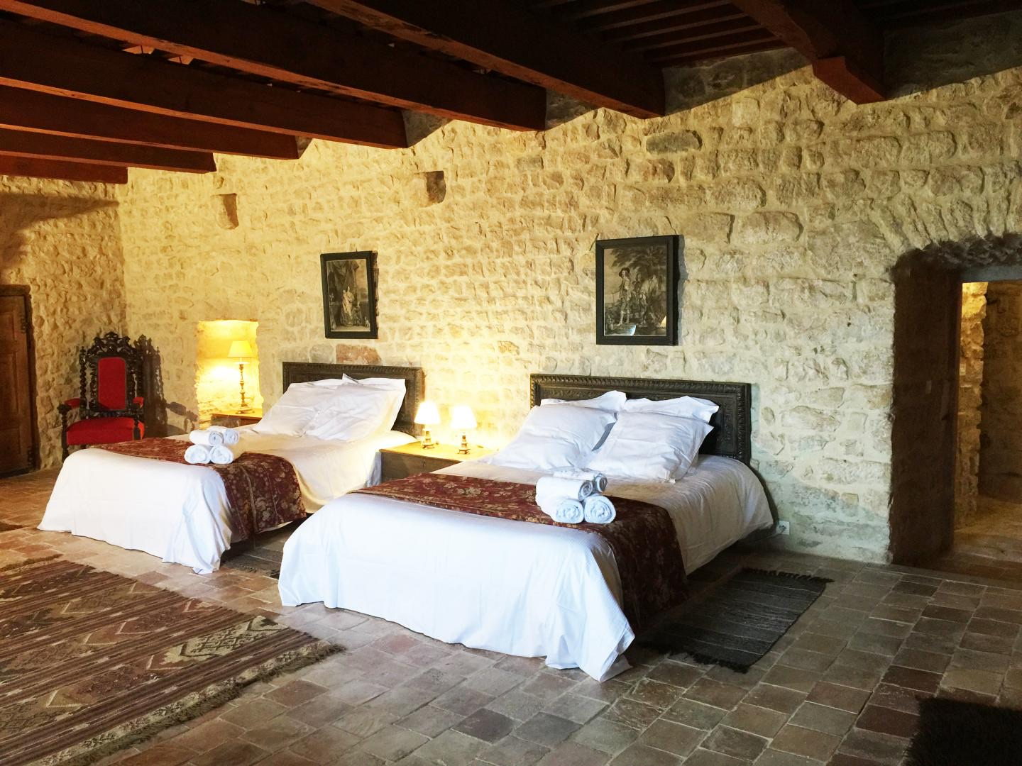 Suite du château, murs de pierre et tomettes anciennes
