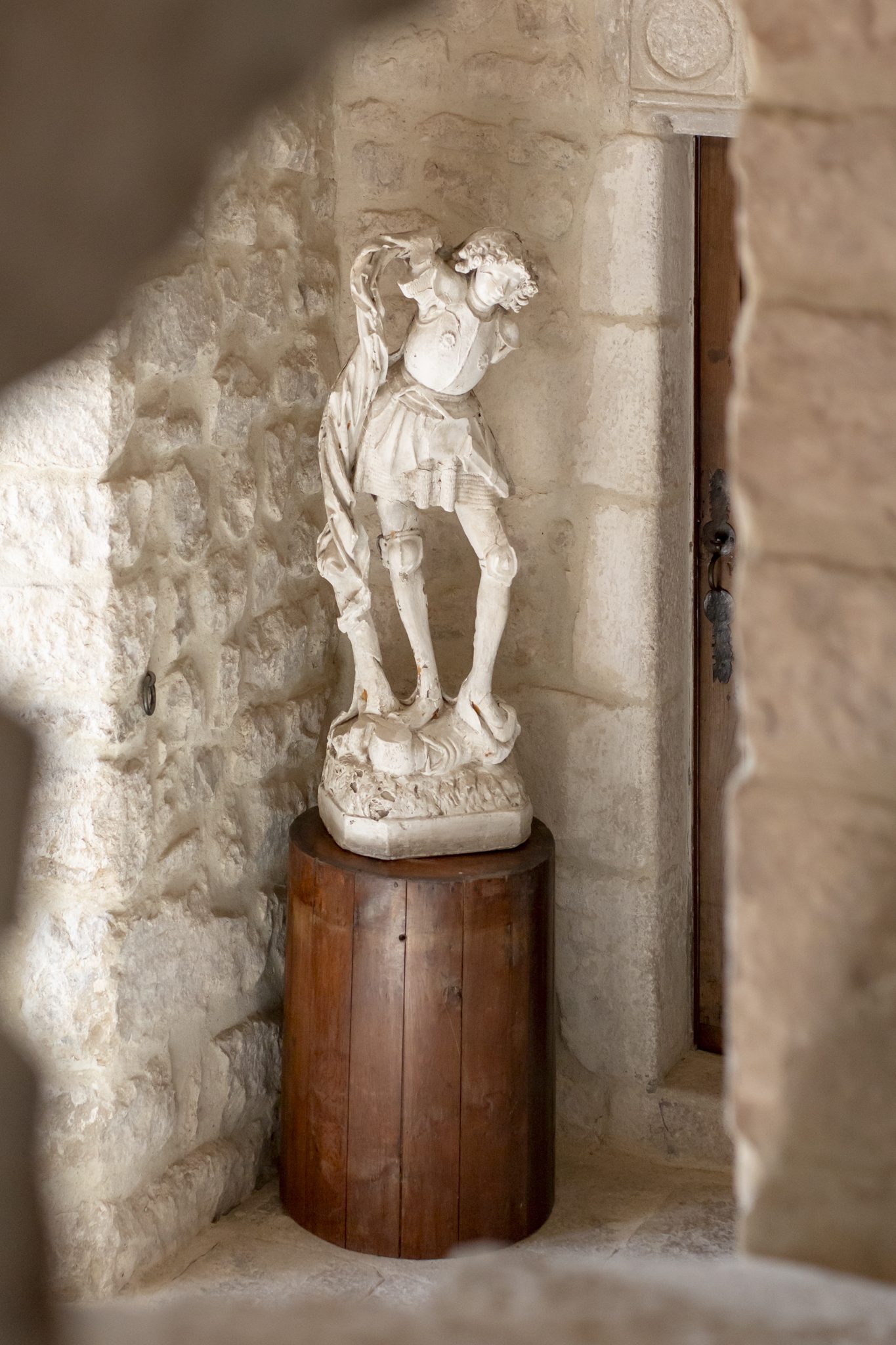 Statue dans sa niche de pierre